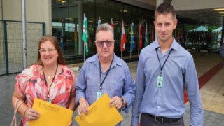 Os vereadores visitaram os Deputados de suas bancadas em busca de recursos. Os vereadores visitaram os Deputados de suas bancadas em busca de recursos.
